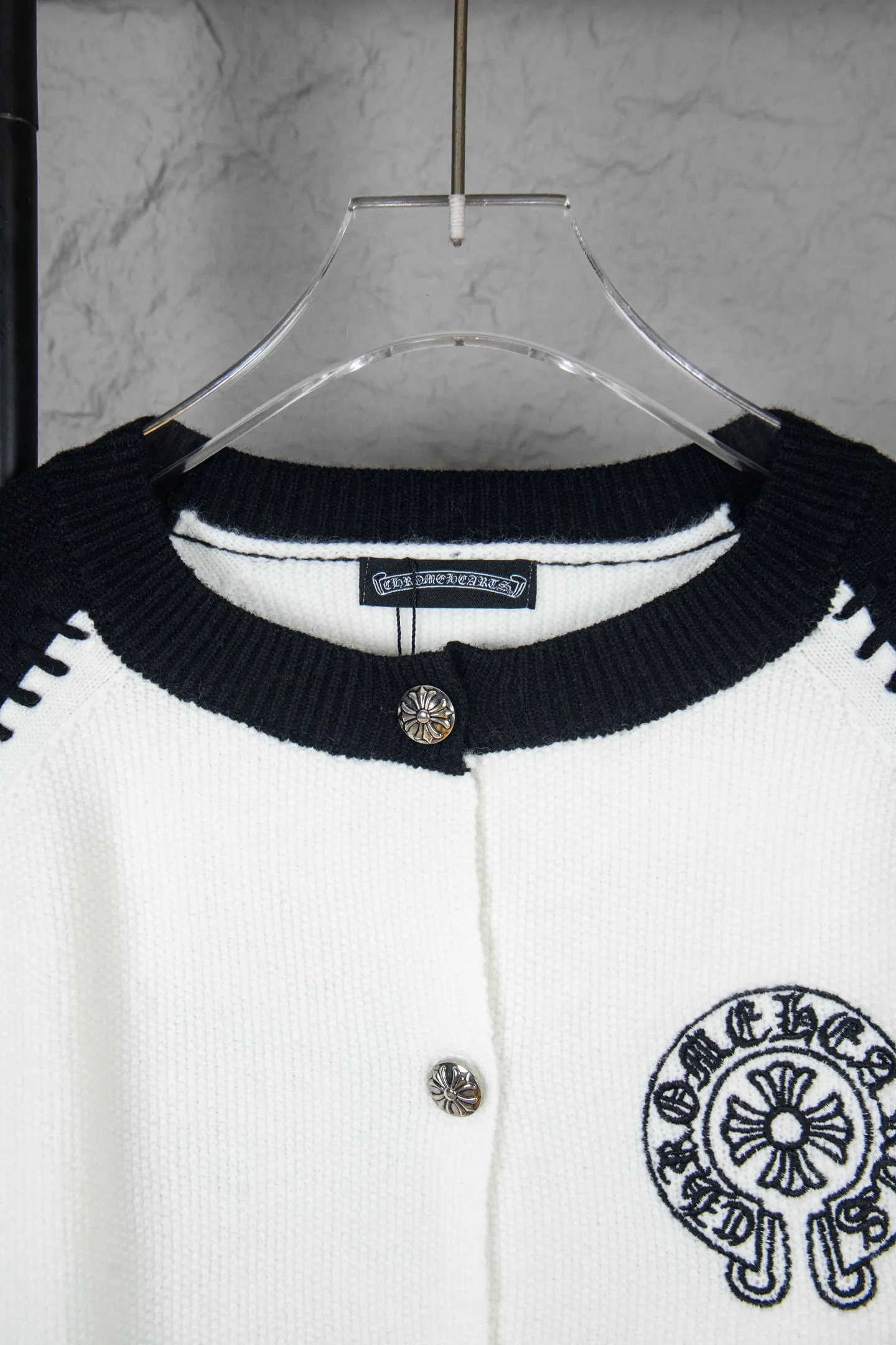 P300 ChromeHearts popular Chrome Hearts CH Sanskrit horseshoe cross embroidered button cardigan jacket raglan sleeve sweater, contrasting color splicing raglan round neck knitted sweater, unique knitting texture, soft and skin-friendly, classic pattern embroidery on the front and back. Retro chic. The contrasting color raglan sleeve design and the thick stitching craftsmanship at the joints make it look great when worn alone or layered! The fit is loose and slimming! Fashionable patchwork colored sweater, colorfully intertwined, with clear layers, warm and slimming. Whether worn alone or layered, you can easily control various styles and show your personal charm. The raglan sleeves are shoulder-width in contrasting colors and have ultra-detailed embroidery on the front and back, giving it a casual street feel. It looks great when worn alone! The sleeves are designed with contrasting colors and seams, and the round neck style reveals the neck and flatters the face shape! Wool blend knitted fabric, soft, comfortable and warm to the touch. Contrasting color design➕Loose fit, not flattering on your body shape and slimming, not to mention how easy it is to wear! Basic, versatile and fashionable classic! Black and white are versatile! Black and gray high-end! Couples get involved!  Color: black and white/black gray Size: S~M~L